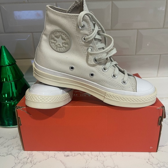 Converse - Picture 2 of 5